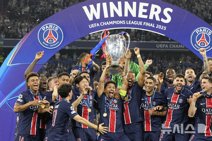 [뮌헨=AP/뉴시스] 프랑스 프로축구 리그앙 파리 생제르맹(PSG)의 이강인과 선수단. 2025.05.31.