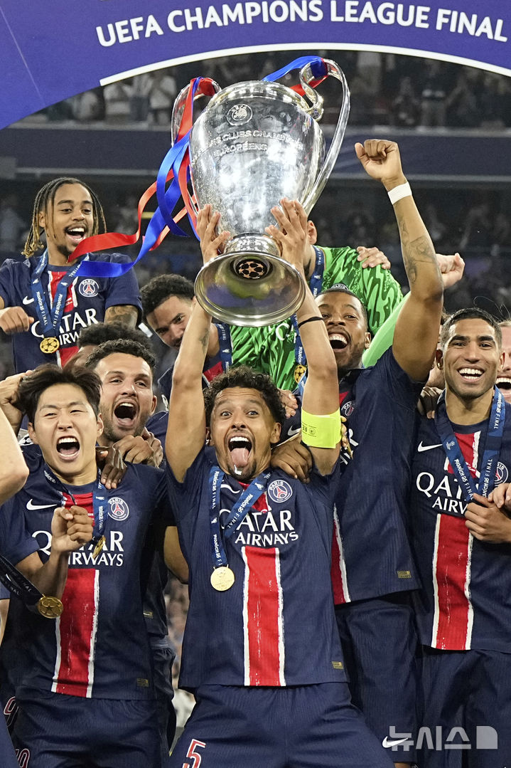 [뮌헨=AP/뉴시스] 프랑스 프로축구 리그앙 파리 생제르맹(PSG)의 이강인과 선수단. 2025.05.31.