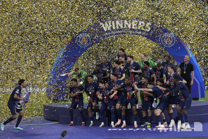 [뮌헨=AP/뉴시스] = 31일(현지 시간) 독일 뮌헨 알리안츠 아레나에서 열린 유럽축구연맹(UEFA) 챔피언스리그(UCL) 결승전, 파리 생제르맹과 인터밀란의 경기에서 우승을 차지한 파리 생제르맹 선수들이 트로피를 들어올리고 있다. 2025.06.02. photo@newsis.com