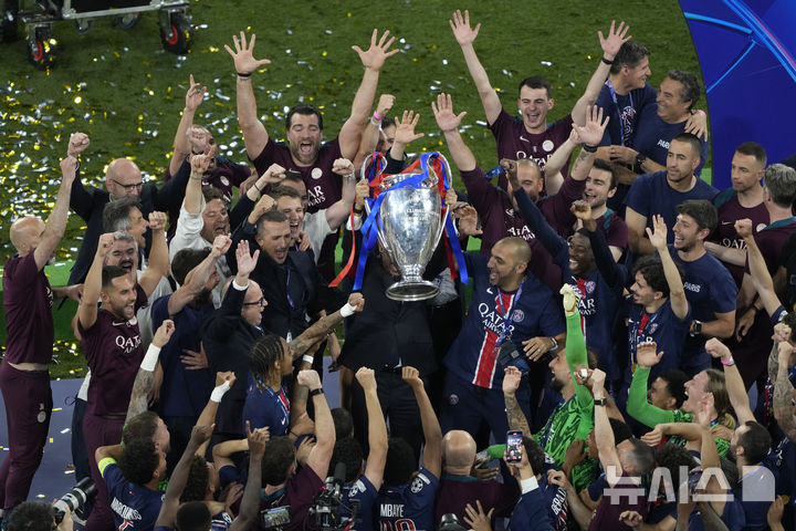 [뮌헨=AP/뉴시스] = 31일(현지 시간) 독일 뮌헨 알리안츠 아레나에서 열린 유럽축구연맹(UEFA) 챔피언스리그(UCL) 결승전, 파리 생제르맹과 인터밀란의 경기에서 우승을 차지한 파리 생제르맹 선수들이 트로피를 들어올리고 있다. 2025.06.02. photo@newsis.com