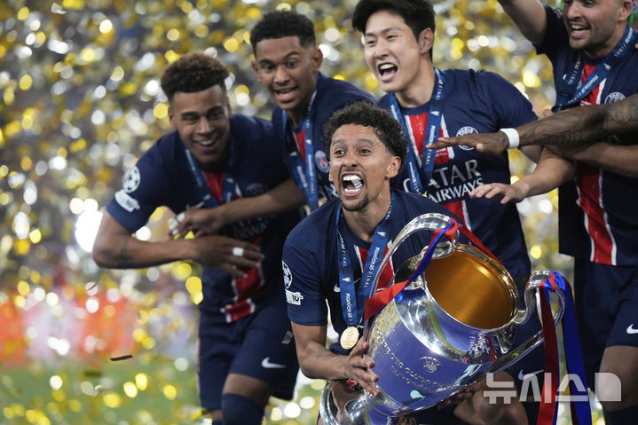 [뮌헨=AP/뉴시스] 프랑스 프로축구 리그앙 파리 생제르맹(PSG)의 이강인과 선수단. 2025.05.31.