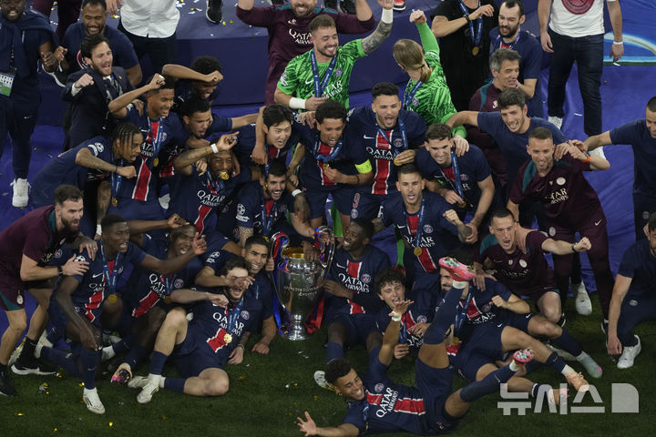 [뮌헨=AP/뉴시스] = 31일(현지 시간) 독일 뮌헨 알리안츠 아레나에서 열린 유럽축구연맹(UEFA) 챔피언스리그(UCL) 결승전, 파리 생제르맹과 인터밀란의 경기에서 우승을 차지한 파리 생제르맹 선수들이 기념촬영을 하고 있다. 2025.06.02. photo@newsis.com