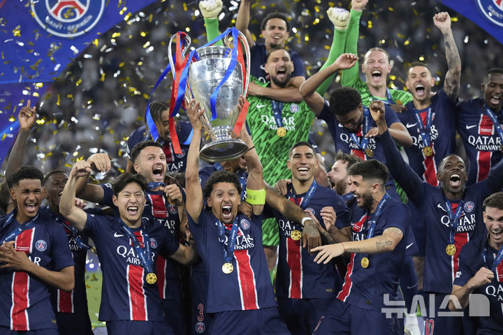 [뮌헨=AP/뉴시스] = 31일(현지 시간) 독일 뮌헨 알리안츠 아레나에서 열린 유럽축구연맹(UEFA) 챔피언스리그(UCL) 결승전, 파리 생제르맹과 인터밀란의 경기에서 우승을 차지한 파리 생제르맹 선수들이 트로피를 들어올리고 있다. 2025.06.02. photo@newsis.com