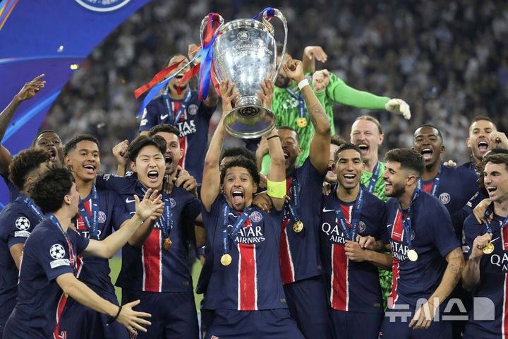 [뮌헨=AP/뉴시스]&nbsp; = 31일(현지 시간) 독일 뮌헨 알리안츠 아레나에서 열린 유럽축구연맹(UEFA) 챔피언스리그(UCL) 결승전, 파리 생제르맹과 인터밀란의 경기에서 우승을 차지한 파리 생제르맹 선수들이 트로피를 들어올리고 있다. 2025.06.02. photo@newsis.com