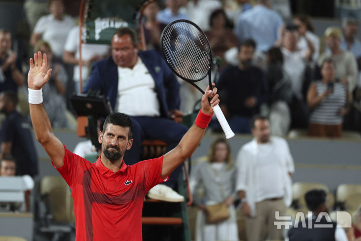 [파리=AP/뉴시스] 노박 조코비치(6위·세르비아)가 31일(현지 시간) 프랑스 파리 롤랑가로스에서 열린 프랑스오픈 남자 단식 3회전에서 필리프 미솔리치(153위·오스트리아)를 꺾고 세리머니하고 있다. 2025.06.01.