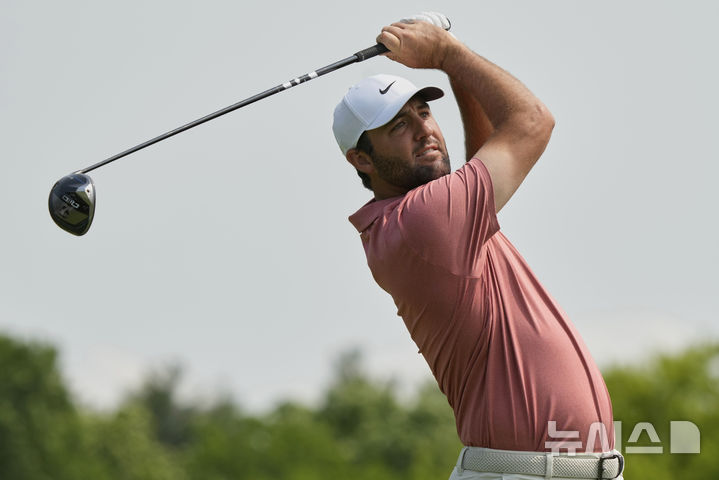 [더블린=AP/뉴시스] 남자 골프 세계랭킹 1위 스코티 셰플러(미국)가 지난 1일(한국 시간) 미국 오하이오주 더블린의 뮤어필드 빌리지 골프클럽(파72)에서 열린 미국프로골프(PGA) 투어 메모리얼 토너먼트 3라운드 5번홀에서 티샷하고 있다. 2025.06.01.