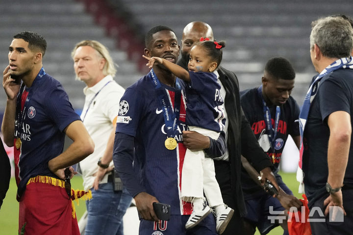 [뮌헨=AP/뉴시스]PSG 뎀벨레, UCL 올해의 선수. 2025.05.31.