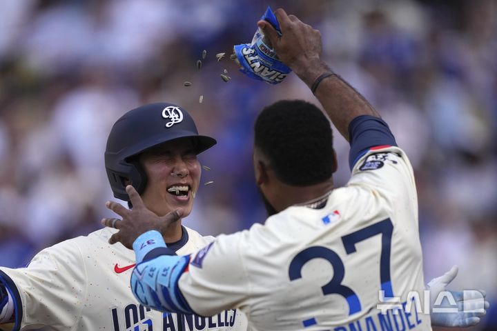 [로스앤젤레스=AP/뉴시스] 미국 메이저리그 LA 다저스의 김혜성(왼쪽)이 1일(한국 시간) 미 캘리포니아주 로스앤젤레스에서 열린 뉴욕 양키스와의 2025 MLB 경기 2회말 투런 홈런을 친 후 테오스카 에르난데스의 축하를 받고 있다. 2025.06.01.