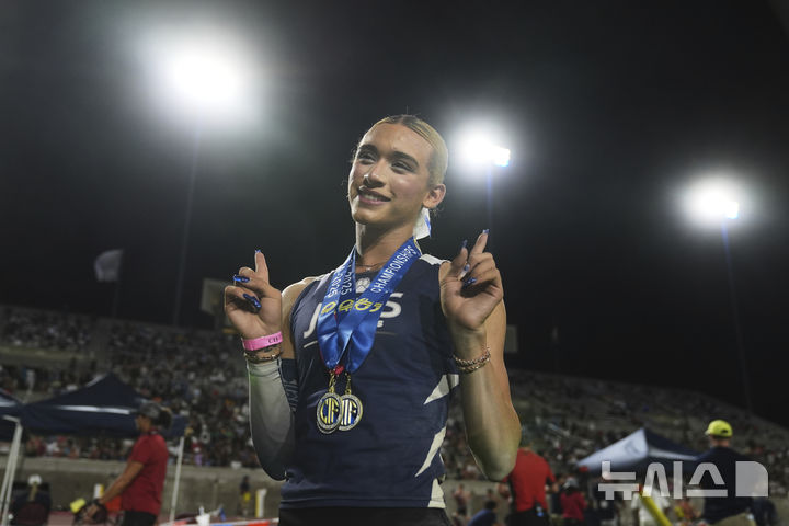 [AP/뉴시스] 지난달 31일 캘리포니아주 클로비스에서 열린 캘리포니아 고등학교 육상 선수권 대회에서 AB 에르난데스가 메달과 함께 사진을 찍기 위해 포즈를 취하고 있다. 2025.05.31