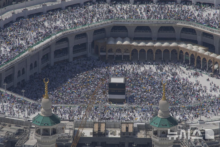 [메카=AP/뉴시스] 이슬람교 최대 성지인 사우디아라비아 메카와 메디나에서 오는 4일(현지 시간)부터 올해 정기 성지순례(하지)가 시작되는 가운데, 사우디 당국이 인명피해 최소화를 위한 대응 수위를 끌어올리고 있다. 사진은 지난해 하지 기간 인파가 몰려있는 사우디 메카 그랜드 모스크의 모습. 2025.06.01 
