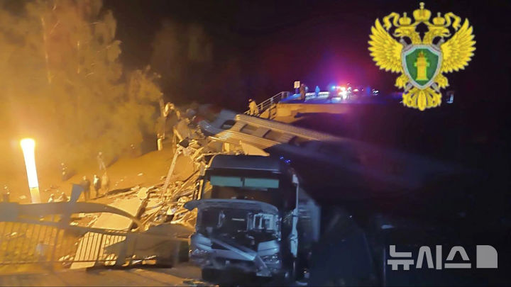 [브랸스크=AP/뉴시스] 우크라이나와 국경을 접하고 있는 러시아 서부 브랸스크주에서 31일(현지 시간) 밤 교각이 붕괴로 열차가 탈선, 전복돼 최소 7명이 사망하는 사고가 발생했다. 6월1일 공개된 사진에서 러시아 구조대원들이 현장에서 구조 작업을 하고 있다. 2025.06.01.