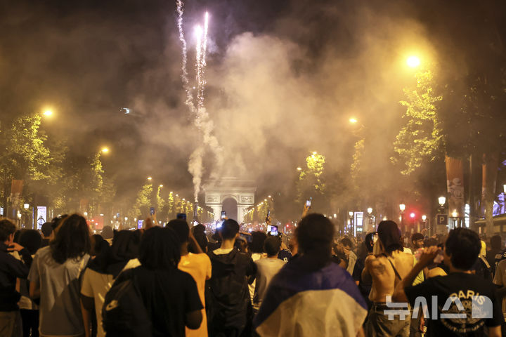 [파리=AP/뉴시스] = 1일(현지 시간) 유럽축구연맹(UEFA) 챔피언스리그(UCL) 결승전에서 파리 생제르맹이 우승을 차지 한 뒤 프랑스 파리 샹젤리제 거리에서 응원단이 기뻐하고 있다. 2025.06.02. photo@newsis.com