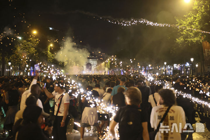 [파리=AP/뉴시스] 프랑스 프로축구 파리 생제르맹(PSG)의 유럽축구연맹(UEFA) 챔피언스리그(UCL) 첫 우승을 자축하는 과정에서 전국 곳곳에서 폭력과 소요가 발생해 최소 2명이 숨지고 500여명이 체포됐다. 사진은 지난 31일(현지 시간) 팬들이 프랑스 파리의 샹젤리제 거리로 몰려드는 모습. 2025.06.02