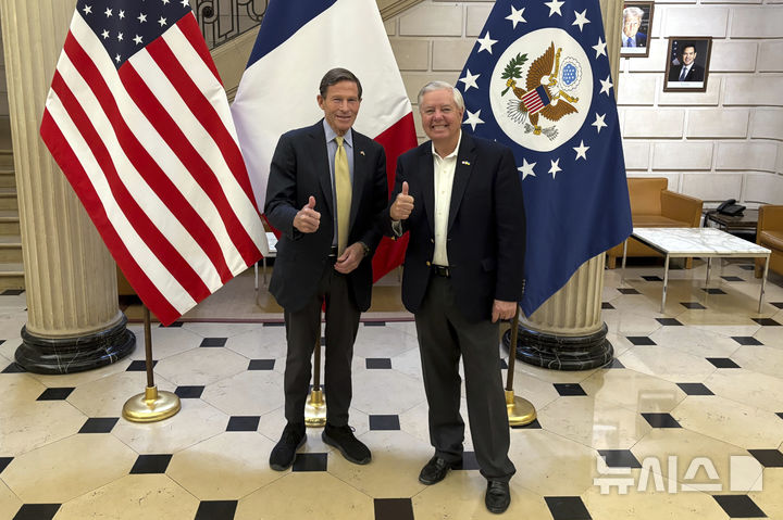 [파리=AP/뉴시스]리처드 블루멘탈원(왼쪽, 민주)과 린지 그레이엄(공화) 상원의원이 지난달 1일 파리주재 미 대사관에서 기자들과 만나면서 엄지손가락을 치켜들고 있다.  두 의원이 공동 발의한 새 러시아 제재 법안이 이달 중 채택될 전망이다. 2025.7.10.