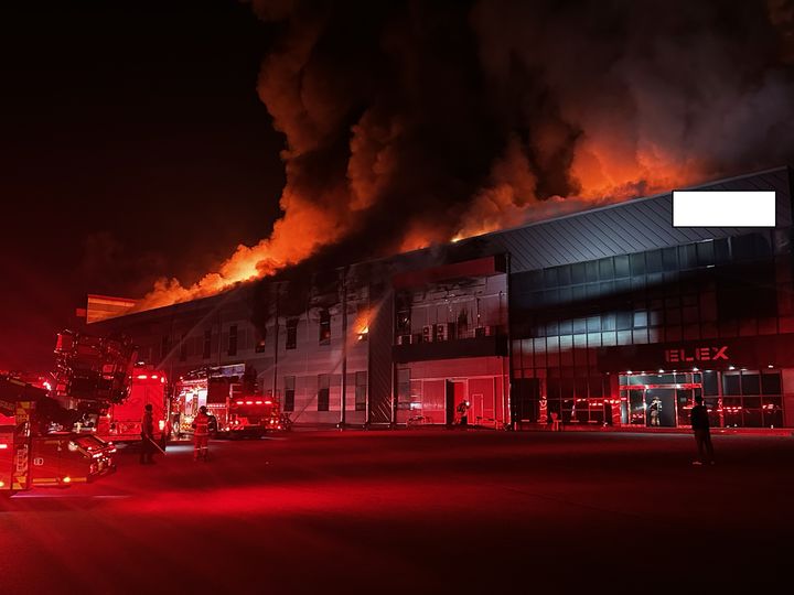 [천안=뉴시스] 지난달 31일 오후 10시38분께 충남 천안시 서북구 입장면 신두리 3층짜리 자동차 부품 공장에서 불이 나 소방당국이 진화에 나서고 있다. (사진=천안서북소방서 제공) 2025.06.01. photo@newsis.com&nbsp; *재판매 및 DB 금지