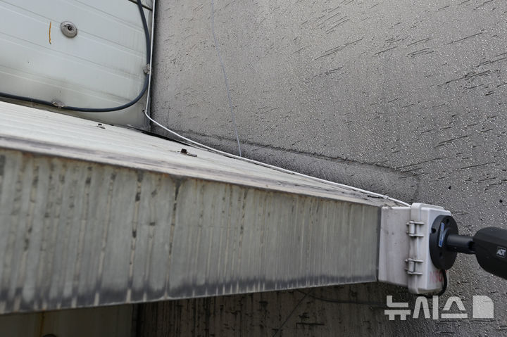 [광주=뉴시스] 이영주 기자 = 광주 서구 화정동 한 상가 상인들이 주변 아파트 신축공사로 지반이 가라앉아 기계식 주차장이 기울었다고 주장하면서 지자체에 대책 마련을 촉구하고 있다. 지난달 28일 서구 화정동 지반 침하 의심 상가의 기계식 주차장의 처마가 기운 흔적이 보이고 있다. 2025.06.01. leeyj2578@newsis.com