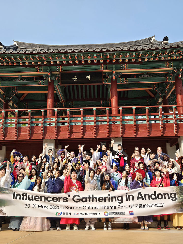 [안동=뉴시스] 안동시의 '인플루언서 MICE FAM 투어' 참가자들이 기념사진을 찍고 있다. (사진=안동시 제공) 2025.06.01. photo@newsis.com *재판매 및 DB 금지