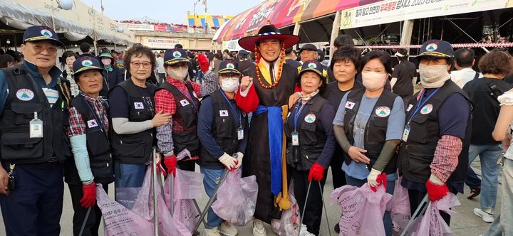 [강릉=뉴시스] 지난달 31일 환경21연대 강원본부 구춘방 본부장과 회원 20여 명이 강릉단오제 행사장에서 환경정화 활동을 펼친 후 기념사진을 찍고 있다.(사진=환경21연대 강원본부 제공)photo@newsis.com *재판매 및 DB 금지