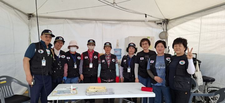 [강릉=뉴시스] 지난달 31일 환경21연대 강원본부 구춘방 본부장과 회원 20여 명이 강릉단오제 행사장에서 환경정화 활동을 펼친 후 기념사진을 찍고 있다.(사진=환경21연대 강원본부 제공)photo@newsis.com *재판매 및 DB 금지