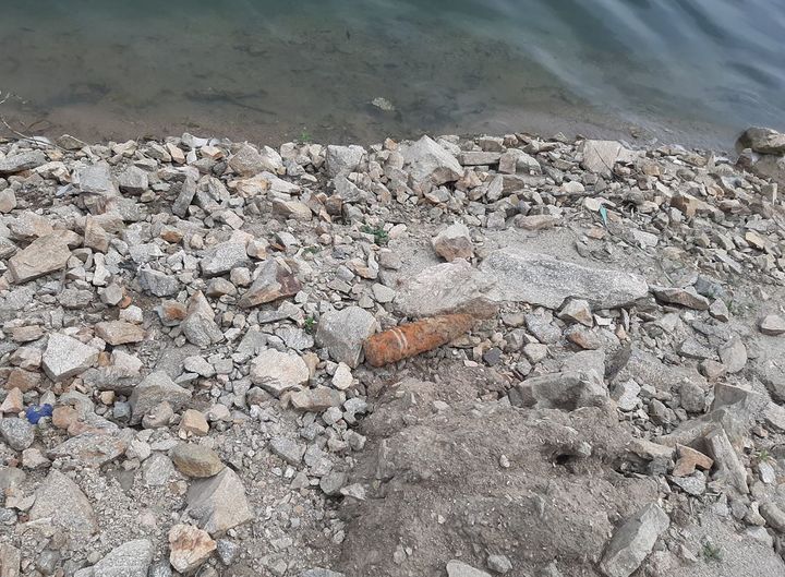 [영주=뉴시스] 지난달 31일 영주시 평은면 금광리 영주댐 인근에서 발견된 포탄. (사진=경북소방본부 제공) 2025.06.01. photo@newsis.com&nbsp; *재판매 및 DB 금지