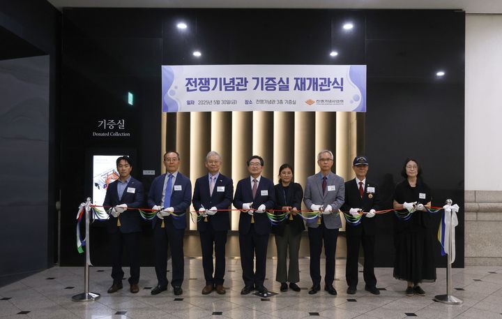 [서울=뉴시스] 5월 30일에 열린 전쟁기념관 기증실 재개관식에서 주요참석자들이 테이트 커팅 전 기념촬영을 하고 있다. 왼쪽부터 기증실 시공사 김진만 대표, 채우석 한국방위산업학회 이사장, 김병관 한미안보연구회장, 백승주 전쟁기념사업회장, 이지은 전쟁기념사업회 학예사, 양동학 전쟁기념사업회 사무총장, 손양호 대한민국무공수훈자회 부회장,&nbsp; 권정민 한국전쟁참전국기념사업회 이사. (사진=전쟁기념사업회 제공) 2025.06.01. photo@newsis.com *재판매 및 DB 금지