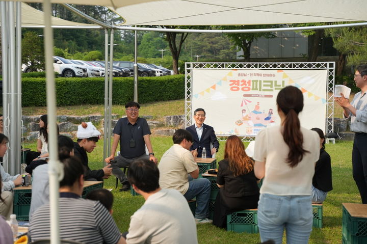 [천안=뉴시스] 직원에게 이야기 듣는 유길상 한국기술교육대학교 총장. (사진=한국기술교육대학교 제공) 2025.06.01. photo@newsis.com. *재판매 및 DB 금지