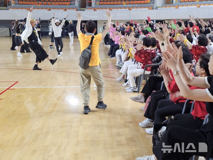 [대전=뉴시스] 김덕진 기자 = 1일 오전 대전 충무체육관에서 열린 제12회 대전생활체조경연대회 개막식 식전공연에서 스피드컴퍼니가 멋진 율동과 안무로 한바탕 춤판을 벌이자 참가자들이 호응을 보내고 있다. 2025.06.01. spark@newsis.com