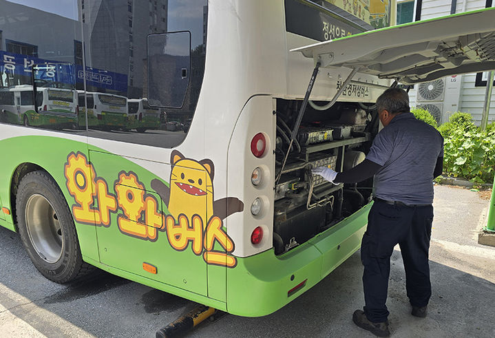 [정선=뉴시스] 정선군이 외와버스 차량을 점검하는 모습. (사진=정선군 제공) 2025.06.01. photo@newsis.com&nbsp; *재판매 및 DB 금지