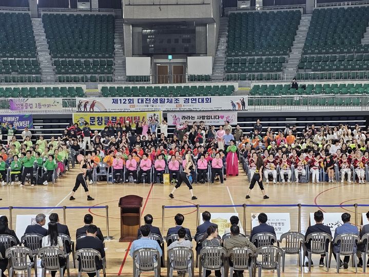 [대전=뉴시스] 김덕진 기자 = 1일 대전 중구 부사동 충무체육관에서 열린 '제12회 대전생활체조경연대회' 개막식 모습. 2025.06.01. spark@newsis.com *재판매 및 DB 금지
