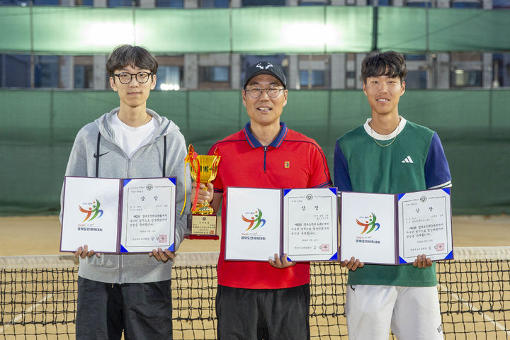 [칠곡=뉴시스] 김일남씨가 두 아들과 기념사진을 찍고 있다. (사진=칠곡군 제공) 2025.06.01 photo@newsis.com *재판매 및 DB 금지
