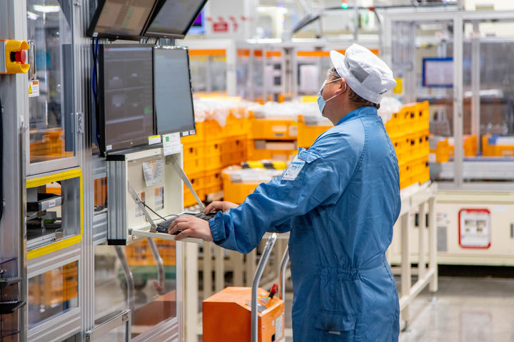 [서울=뉴시스] LG에너지솔루션이 미국 미시간 홀랜드 공장에서 ESS용 LFP 배터리의 대규모 양산에 돌입했다고 1일 밝혔다. 사진은 LG에너지솔루션 미시간 홀랜드 공장에서 직원이 배터리 생산 공정을 점검하고 있는 모습. (사진=LG에너지솔루션 제공) photo@newsis.com *재판매 및 DB 금지