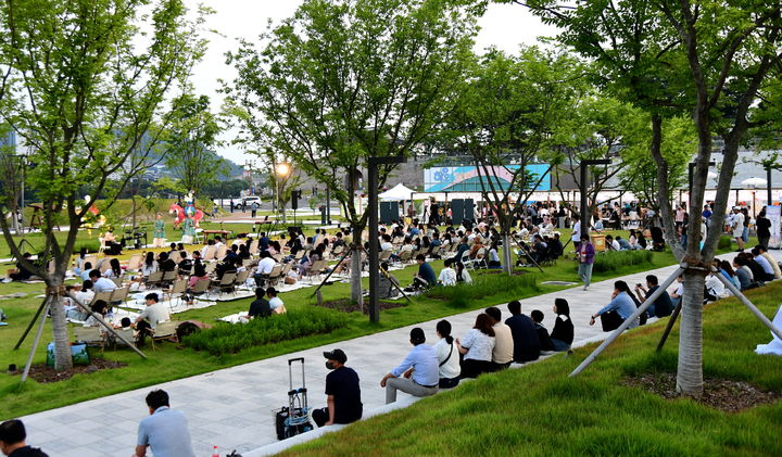 [진주=뉴시스]진주시 '리버나이트 진주-남강 별밤 피크닉'. (사진=진주시 제공) 2025.06.01. photo@newsis.com *재판매 및 DB 금지