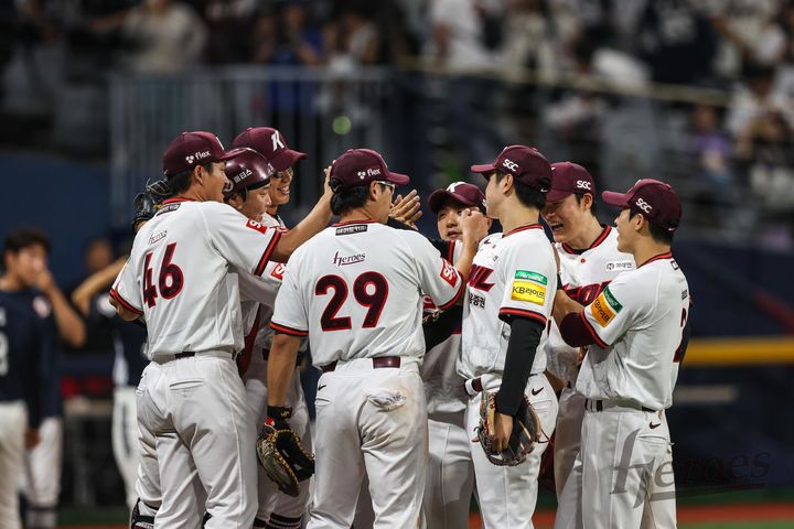 [서울=뉴시스] 프로야구 키움 히어로즈 선수단이 31일 서울 고척스카이돔에서 열린 2025 신한 쏠뱅크 KBO리그 두산 베어스와의 경기에서 승리한 뒤 세리머니를 하고 있다. (사진=키움 히어로즈 제공) 2025.05.31. *재판매 및 DB 금지