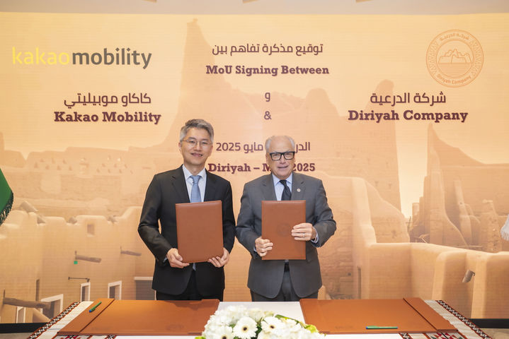 [서울=뉴시스] 지난달 26일 사우디아라비아 ‘디리야 게이트 개발청’에서 류긍선(사진 왼쪽) 카카오모빌리티 대표, 제리 인제릴로 디리야컴퍼니 그룹 CEO가 디리야 내 플랫폼 중심 이동 경험 제공을 목표로 ‘미래 모빌리티 서비스 공동 개발을 위한 업무협약(MOU)’을 체결한 뒤 기념 촬영을 하고 있다. (사진=카카오모빌리티 제공) photo@newsis.com *재판매 및 DB 금지
