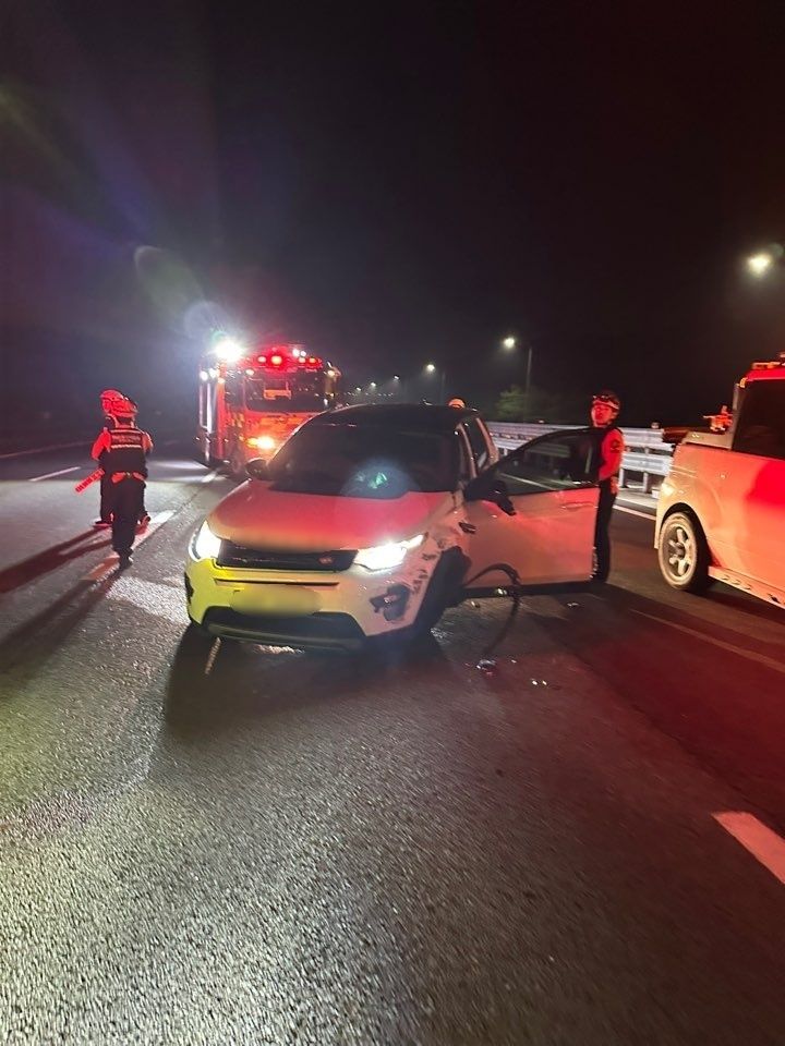 [진주=뉴시스] 남해고속도로 지수면 졸음쉼터 부근 교통사고. (사진=독자 제공) 2025.06.01. photo@newsis.com *재판매 및 DB 금지