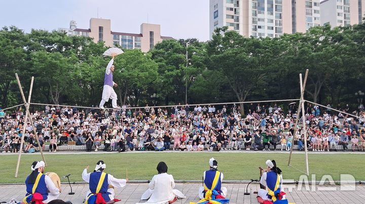 [안양=뉴시스] '제39회 안양 단오제' 지난달 31일 평촌중앙공원에서 열린 가운데 권원태 명인이 줄타기 공연을 선보이고 있다. (사진=안양시 제공) 2025.06.01. photo@newsis.com
