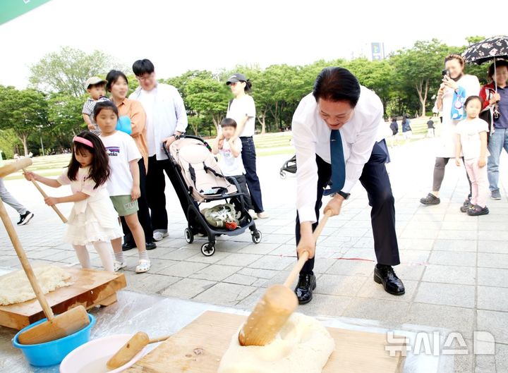 [안양=뉴시스] 단오제 행사에 참석한 최대호 안양시장이 시민들과 함께 떡 치기 전통문화를 체험하고 있다. (사진=안양시 제공) 2025.06.01. photo@newsis.com