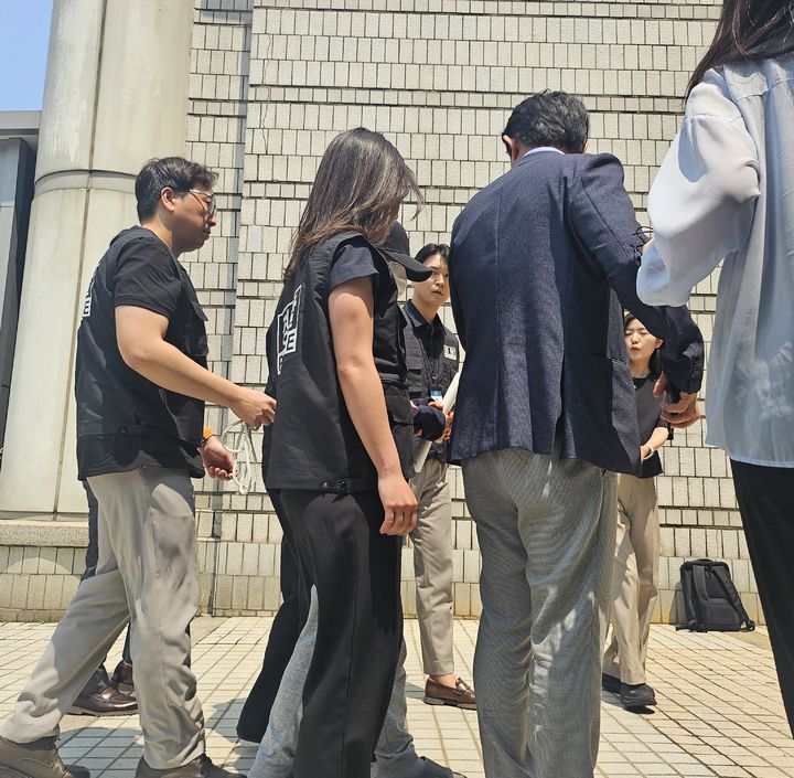 [서울=뉴시스] 조성하 기자 = 배우자 신분증으로 대리 투표를 시도했다가 현장에서 적발된 선거사무원이 1일 오후 구속 전 피의자 심문(영장실질심사)을 받기 위해 서울중앙지법에 출석했다. 2025.06.01. create@newsis.com *재판매 및 DB 금지