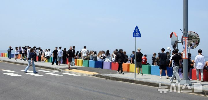 [제주=뉴시스] 오영재 기자 = 낮 24도 안팎에 기온을 보인 1일 오후 제주시 도두무지개해안도로에 수학여행을 온 학생들이 즐거운 시간을 보내고 있다. 2025.06.01. oyj4343@newsis.com 