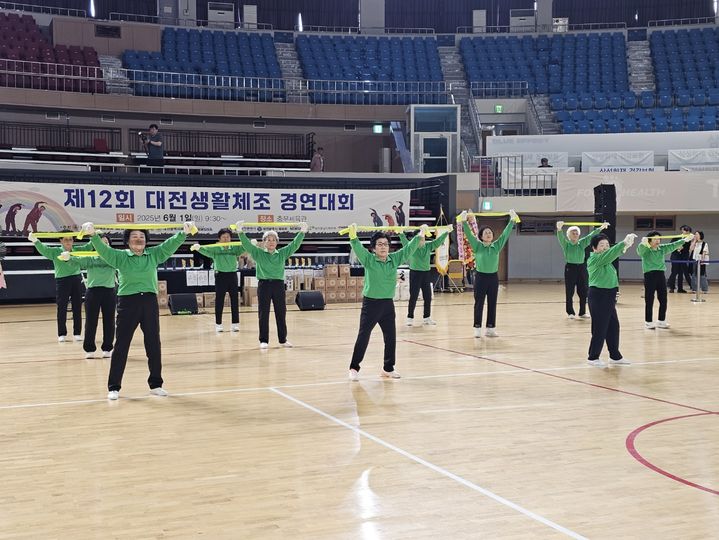 [대전=뉴시스] 김도현 기자 = 1일 오전 대전 중구 부사동 충무체육관에서 대전시체조협회와 뉴시스 대전충남본부가 공동 주최·주관한 제12회 대전생활체조경연대회가 열린 가운데 최고령인 홍삼례(오른쪽 세번째) 할머니가 속한 신탄진15통경로당팀이 공연을 펼치고 있다. 2025.06.01. kdh1917@newsis.com *재판매 및 DB 금지