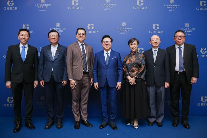 '런더너 그랜드 – 마카오 쇼케이스 2025'에서 포즈를 취한 마카오무역투자진흥국(IPIM)&nbsp; 유 유 상 국장; 샌즈 차이나 윌프레드 웡 부회장; 마카오정부관광청(MGTO), 마리아 헬레나 드 세나 페르난데스 청장(왼쪽 세 번째부터) 등 관계자 *재판매 및 DB 금지