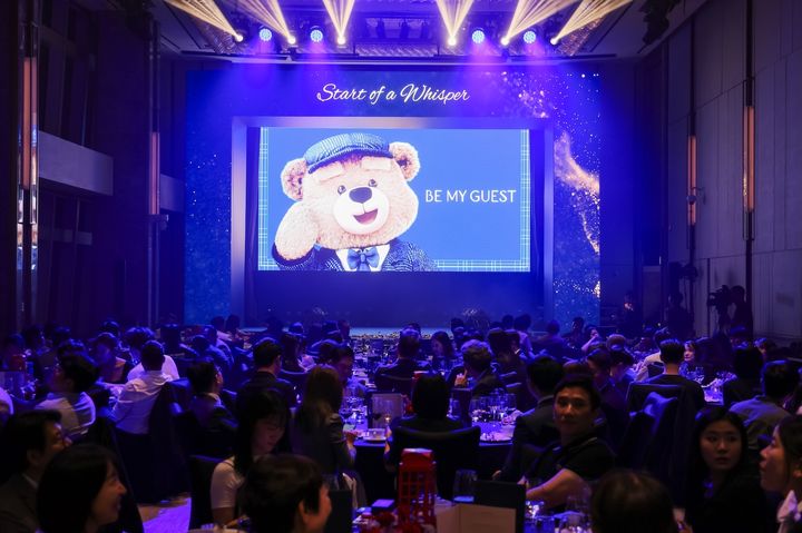 '런더너 그랜드 – 마카오 쇼케이스 2025''의 '갈라 디너' 중 'G 베어' 소개 *재판매 및 DB 금지