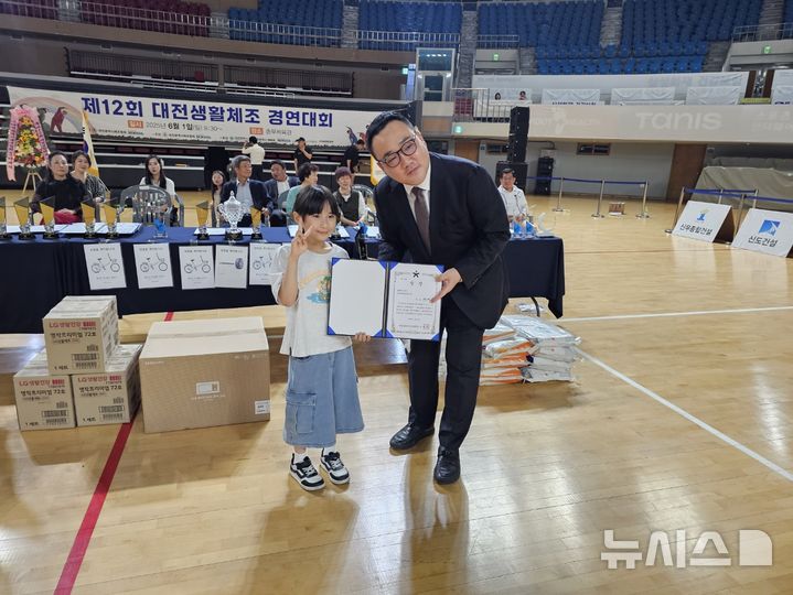 [대전=뉴시스] 김덕진 기자 = 1일 오전 대전 중구 부사동 충무체육관에서 열린 제12회 대전생활체조경연대회에서 백예솔양이 생활댄스 부문 학생부 개인 초등 1위를 차지했다. 2025.06.01. 2025.06.01. spark@newsis.com