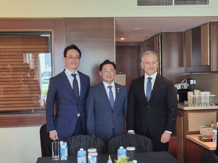 [서울=뉴시스] 조창래 국방정책실장은 호주 국방부 휴 제프리 전략·정책·산업실장, 일본 방위성 야마토 타로 방위정책국장과의 회담에서 지역안보정세와 3국 간 미래지향적인 협력 발전방안에 대해 심도있게 논의했다. 왼쪽부터 야마토 타로 일본 방위정책국장, 조창래 국방정책실장, 휴 제프리 호주 전략·정책·산업 실장. (사진=국방부 제공) 2025.06.01. photo@newsis.com *재판매 및 DB 금지