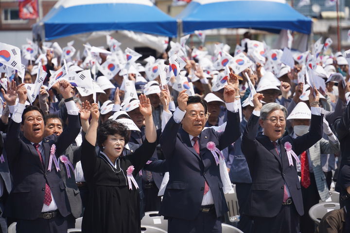 [의령=뉴시스]국민의힘 박상웅(우측에서 두번째) 의원이 1일 경남 의령 충익사와 의병탑 일원에서 열린 ‘제15회 의병의 날’ 기념식에 참석했다.사진 오른쪽 첫번째는 오태완 의령군수.(사진=박상웅 의원실 제공) 2025.06.01.photo@newsis.com *재판매 및 DB 금지