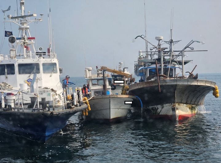 [당진=뉴시스] 평택해경이 경비함정과 예인선으로 침수어선을 붙잡은 뒤 침수 부위를 살피고 있다. (사진=평택해양경찰서 제공) 2025.06.01. photo@newsis.com *재판매 및 DB 금지