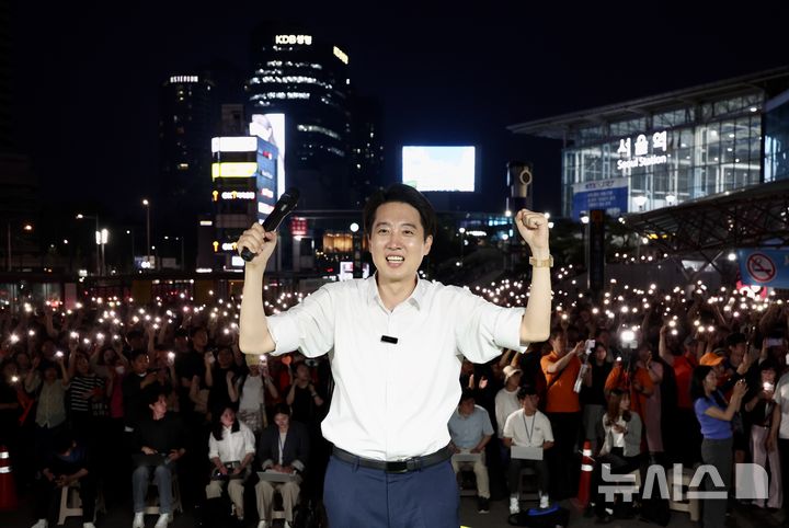 [서울=뉴시스] 조성봉 기자 = 이준석 개혁신당 대선후보가 1일 오후 서울 중구 서울역광장에서 유세를 마치고 취재진을향해 포즈를 취하고 있다.2025.06.01. suncho21@newsis.com