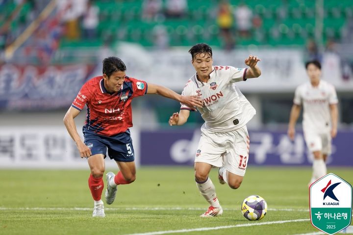 [서울=뉴시스] 프로축구 K리그1 김천 상무의 김강산, 수원FC의 황인택. (사진=한국프로축구연맹 제공) 