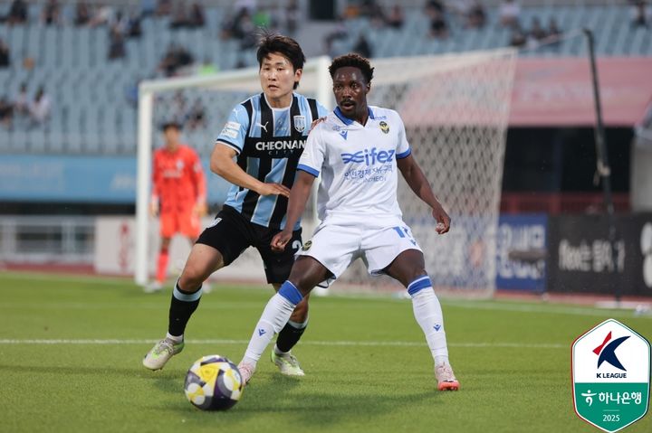 [서울=뉴시스] 프로축구 K리그2 인천 유나이티드의 제르소, 천안시티FC의 김영선. (사진=한국프로축구연맹 제공)