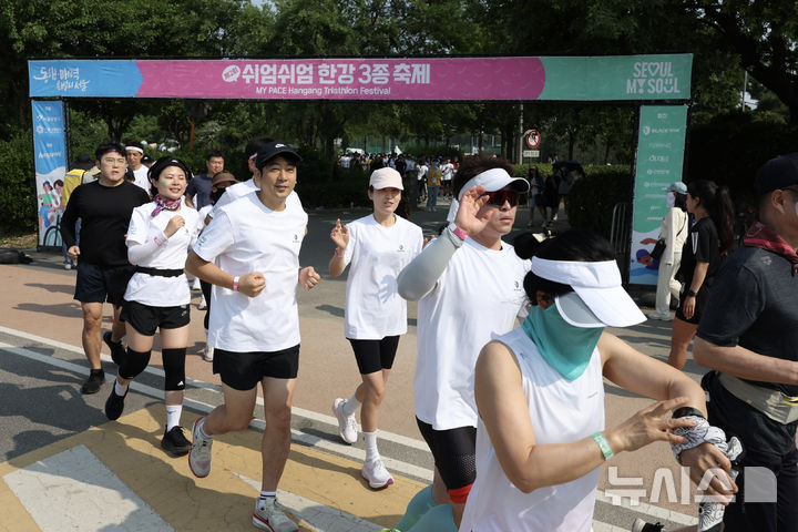 [서울=뉴시스] 김명년 기자 = 1일 오전 서울 광진구 뚝섬한강공원에서 열린 쉬엄쉬엄 한강 3종 축제 10km 달리기 출발점에서 참가자들이 힘차게 출발하고 있다. 2025.06.01. kmn@newsis.com